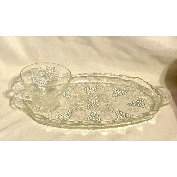 Vintage 8 Piece Snack Set by Anchor Hocking 4 trays 4 Cups Raised Grapes Design - Picture 3 of 8